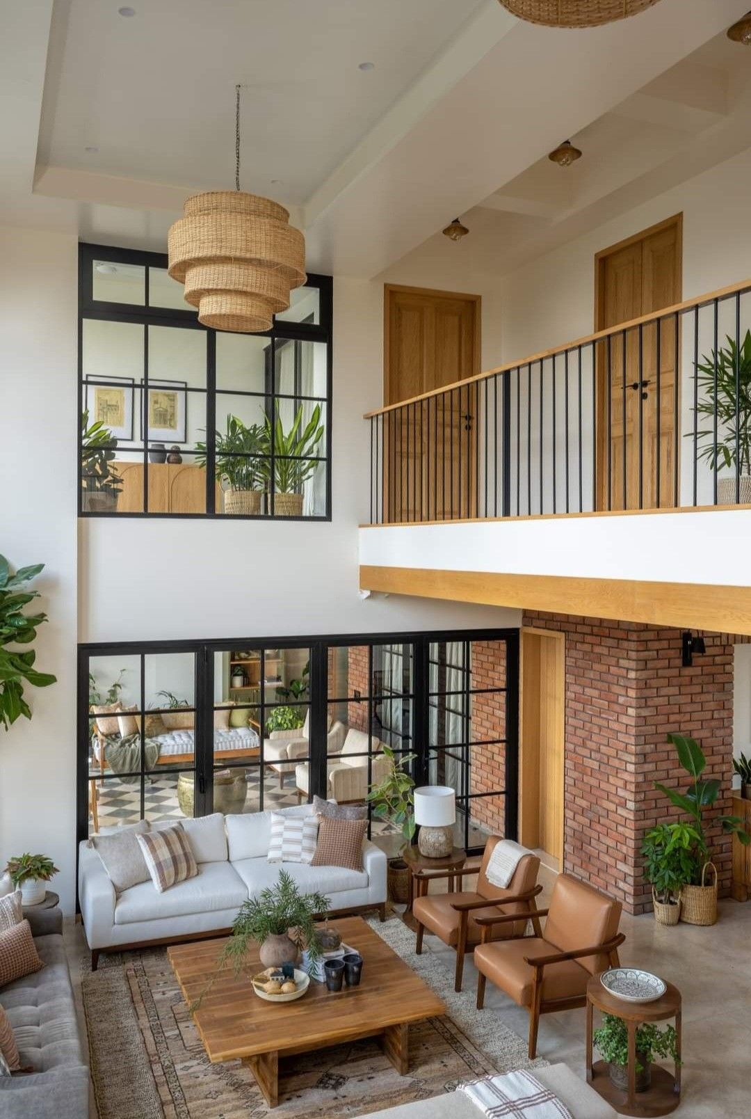 Phong cách nội thất tropical được biến tấu một chút để phù hợp với khí hậu và đặc trưng thiết kế của Việt Nam